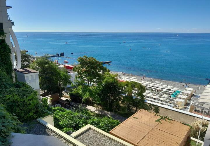 Уже сутки корабль не может войти в порт российского курорта