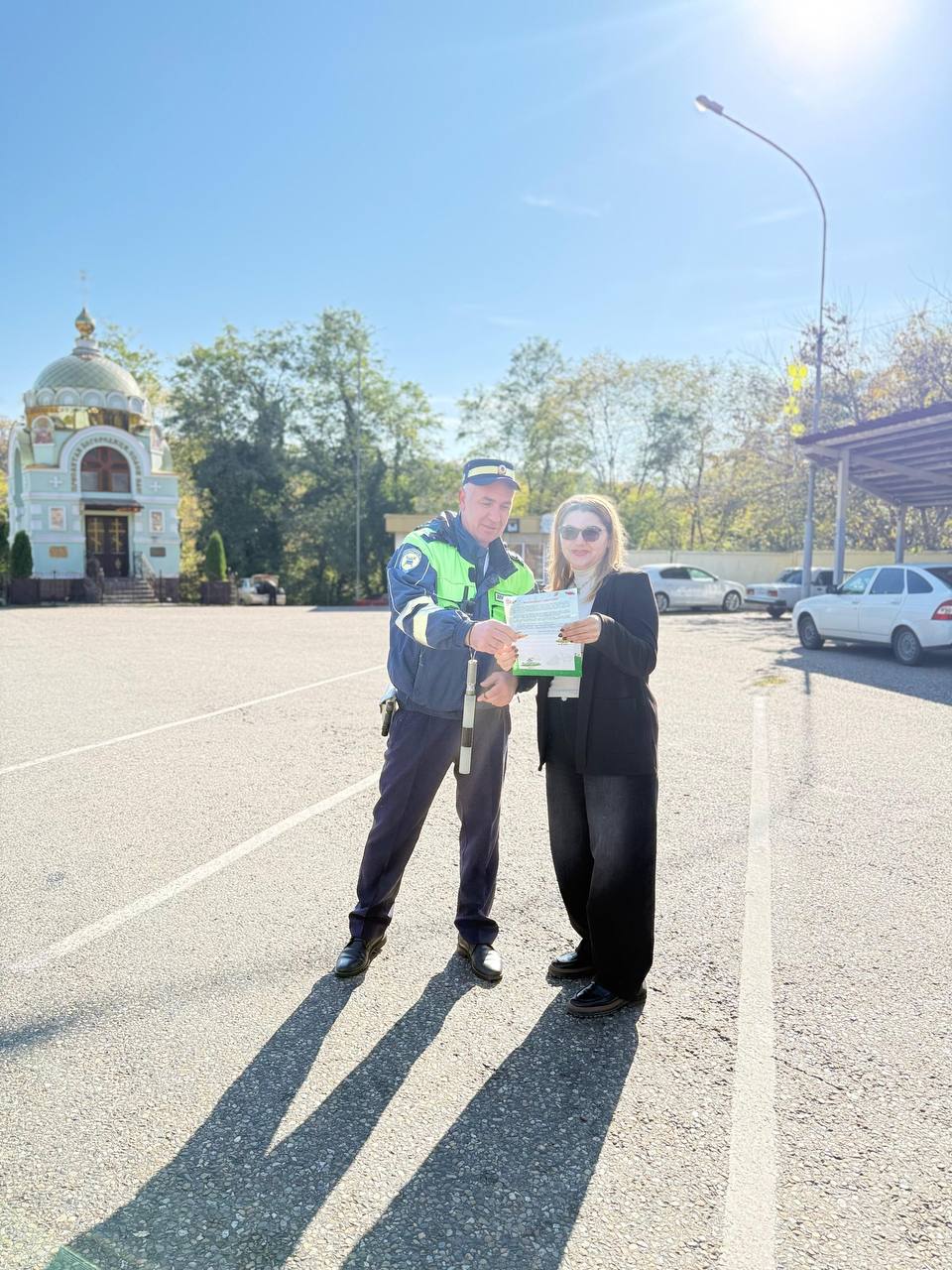 В целях профилактики дорожных аварий, а также снижения тяжести их последствий, сотрудники Госавтоинспекции г. Сочи вручают водителям памятки по безопасности дорожного движения на стационарном посту «Магри» В целях профилактики дорожных аварий, а также снижения тяжести их последствий, сотрудники Госавтоинспекции г. Сочи вручают водителям памятки по безопасности дорожного движения на стационарном посту «Магри»