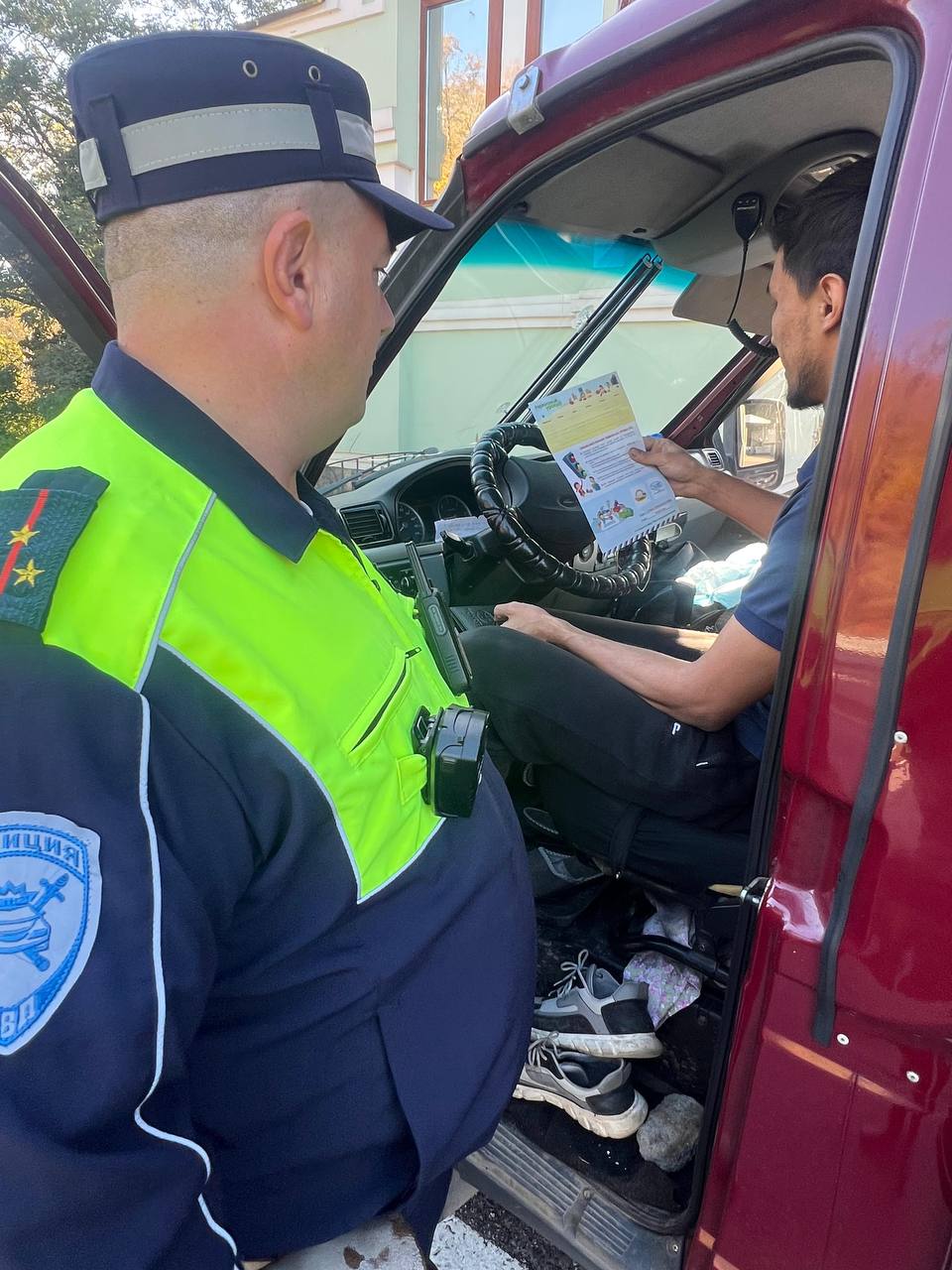 В целях профилактики дорожных аварий, а также снижения тяжести их последствий, сотрудники Госавтоинспекции г. Сочи вручают водителям памятки по безопасности дорожного движения на стационарном посту «Магри»