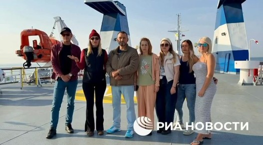 Олег Царёв: Паром Seabridge, следующий из турецкого Трабзона в Россию, оказывается, все еще стоит в 10 км от берега в порту Сочи на том же месте, куда ему разрешили подойти вчера