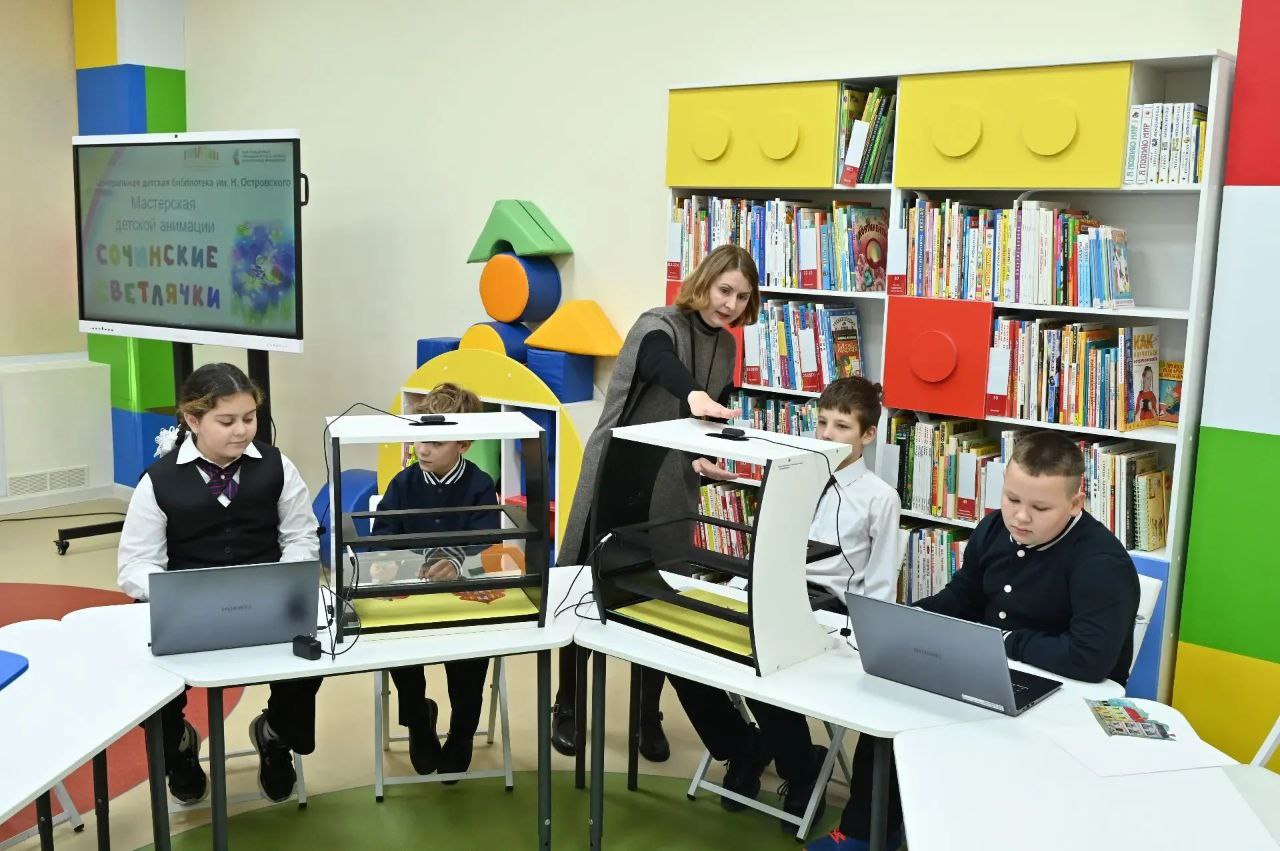 Глава Сочи Андрей Прошунин: «В этом году библиотечный фонд города пополнили порядка 10 тысяч новых книг» Глава Сочи Андрей Прошунин: «В этом году библиотечный фонд города пополнили порядка 10 тысяч новых книг»