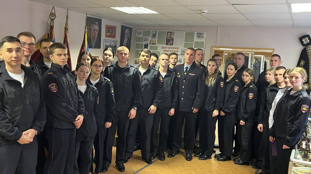 Навечно на посту: в Центре профессиональной подготовки УТ МВД по ЦФО почтили память погибших коллег Навечно на посту: в Центре профессиональной подготовки УТ МВД по ЦФО почтили память погибших коллег