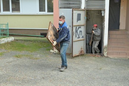 В Сочи продолжается плановая работа по очистке подвалов многоквартирных домов