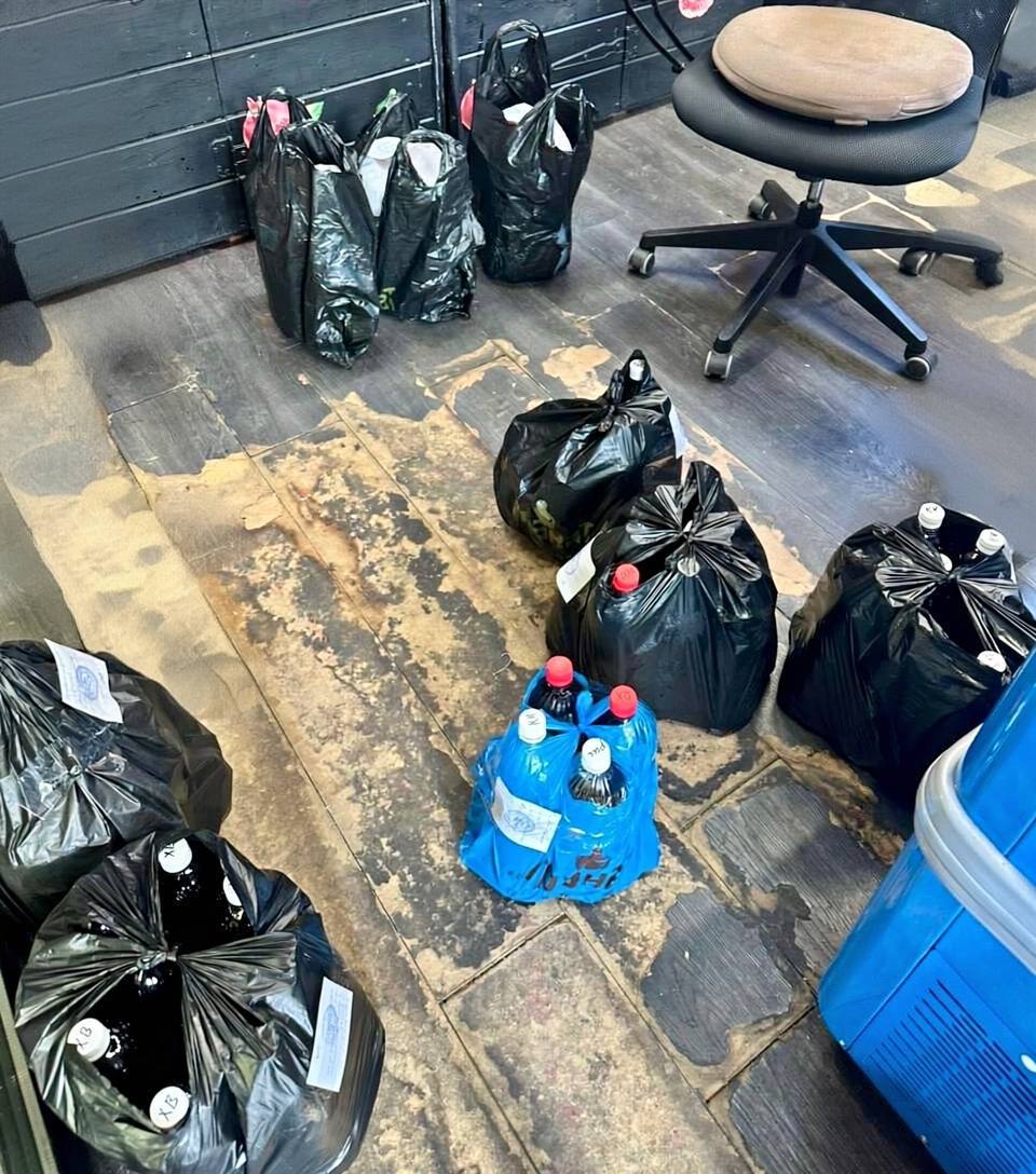 Около 100 литров глинтвейна и вина изъяли у продавца на рынке в Адлерском районе Около 100 литров глинтвейна и вина изъяли у продавца на рынке в Адлерском районе