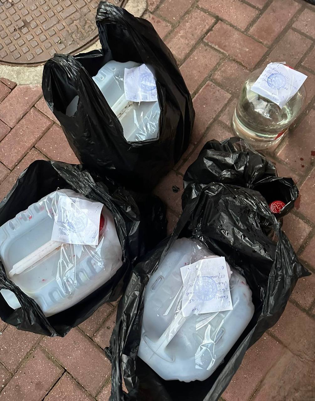 Около 100 литров глинтвейна и вина изъяли у продавца на рынке в Адлерском районе