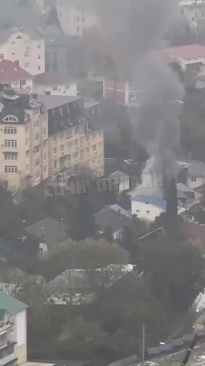 В Сочи тушат крупный пожар в частном доме на улице Фадеева