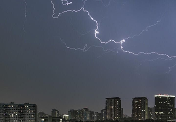 Минувшей ночью, в ночь на 13 ноября 2025 года, жители Сочи стали свидетелями по-настоящему впечатляющего природного явления