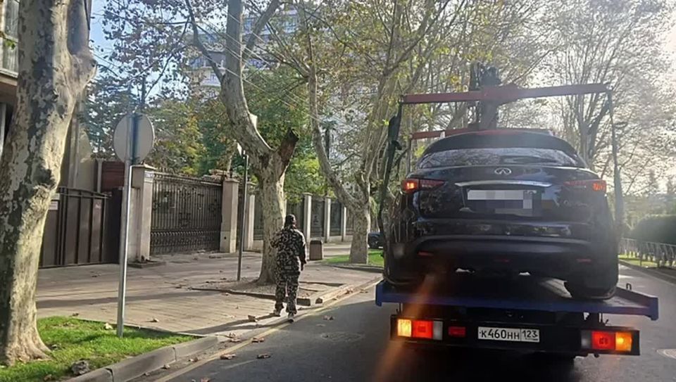 Транспортные средства, как легковые так и грузовые, припаркованные вдоль проезжей части, представляют опасность, особенно в темное время суток