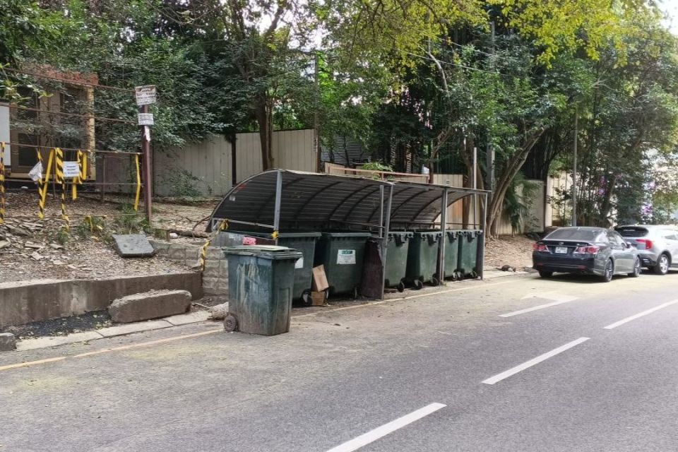 В Сочи продолжается работа по вывозу мусора, в том числе крупногабаритных отходов с контейнерных площадок