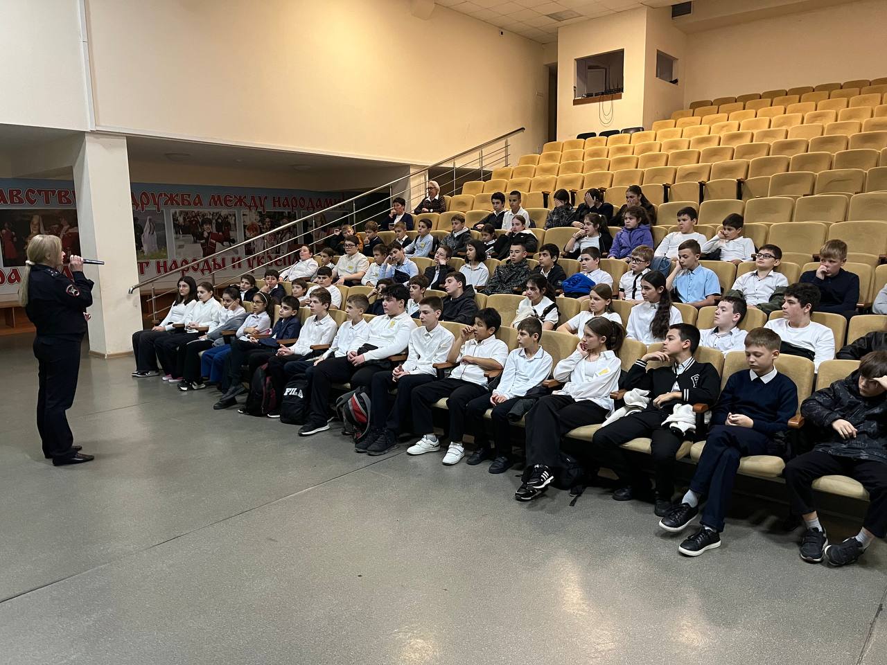 В рамках профилактического мероприятия «Мото-Вело-СИМ» сотрудники Госавтоинспекции г. Сочи продолжают рассказывать школьникам о Правилах дорожного движения В рамках профилактического мероприятия «Мото-Вело-СИМ» сотрудники Госавтоинспекции г. Сочи продолжают рассказывать школьникам о Правилах дорожного движения