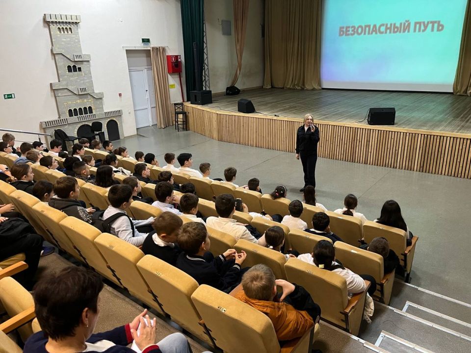 В рамках профилактического мероприятия «Мото-Вело-СИМ» сотрудники Госавтоинспекции г. Сочи продолжают рассказывать школьникам о Правилах дорожного движения