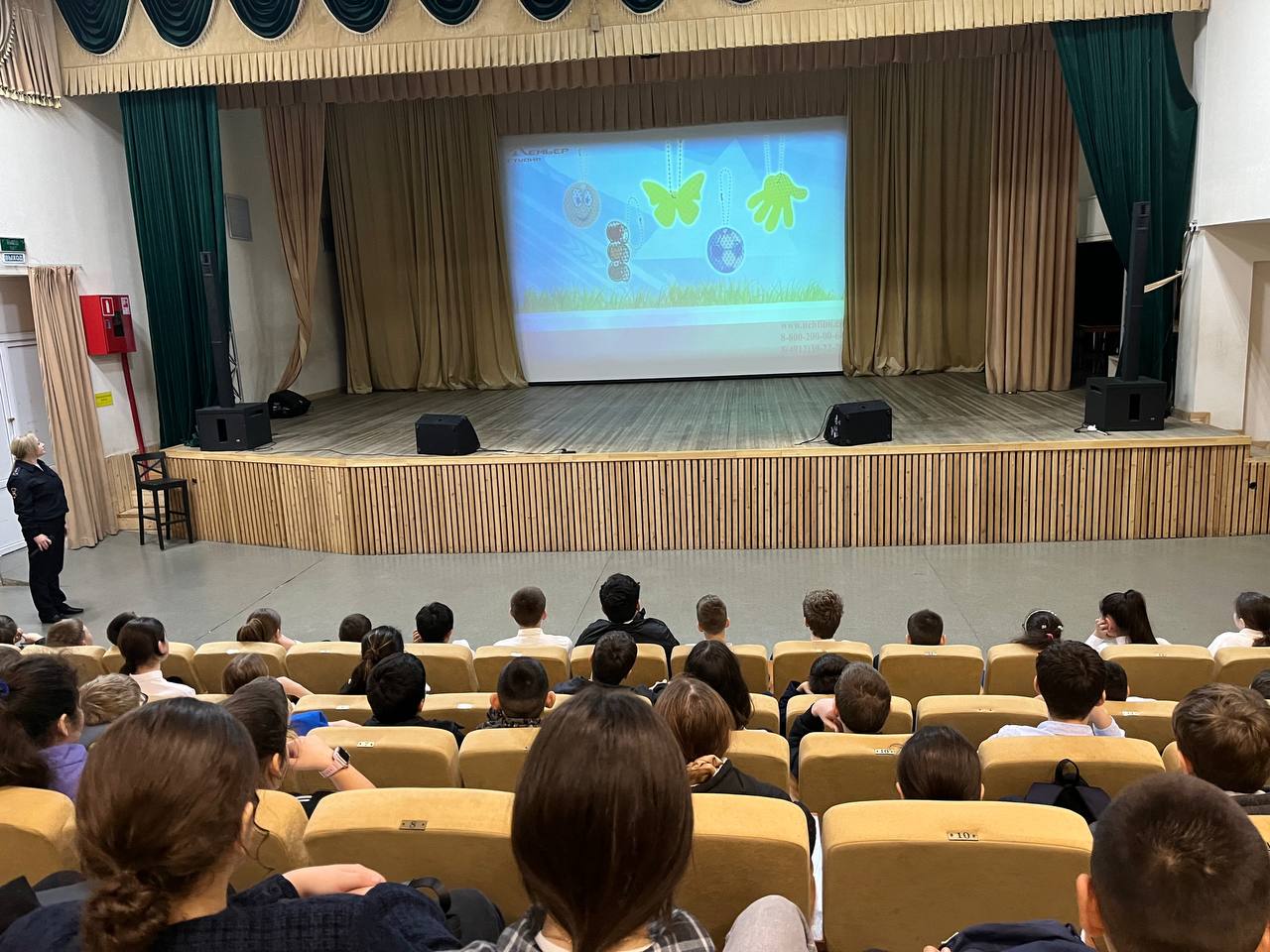 В рамках профилактического мероприятия «Мото-Вело-СИМ» сотрудники Госавтоинспекции г. Сочи продолжают рассказывать школьникам о Правилах дорожного движения В рамках профилактического мероприятия «Мото-Вело-СИМ» сотрудники Госавтоинспекции г. Сочи продолжают рассказывать школьникам о Правилах дорожного движения