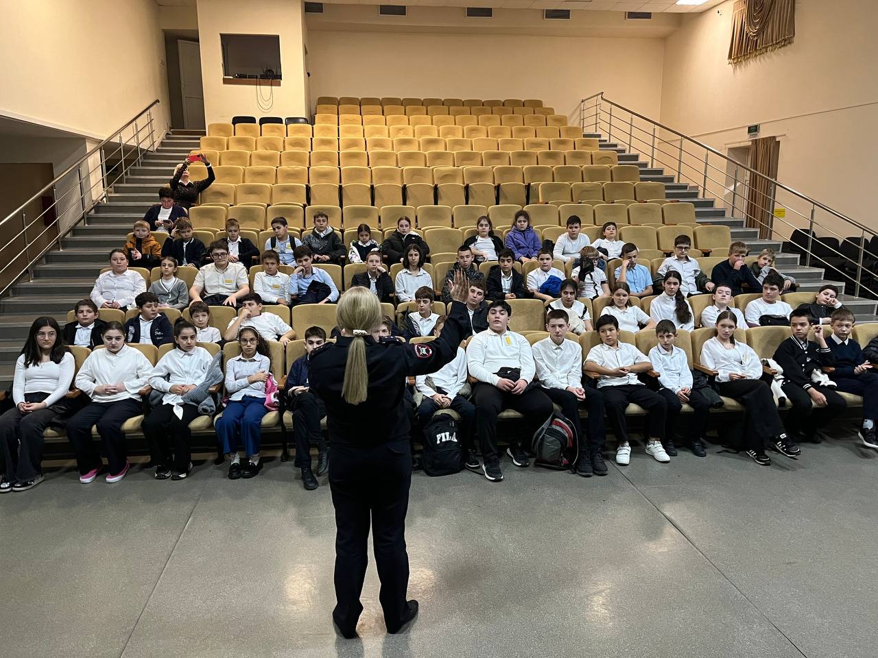 В рамках профилактического мероприятия «Мото-Вело-СИМ» сотрудники Госавтоинспекции г. Сочи продолжают рассказывать школьникам о Правилах дорожного движения В рамках профилактического мероприятия «Мото-Вело-СИМ» сотрудники Госавтоинспекции г. Сочи продолжают рассказывать школьникам о Правилах дорожного движения