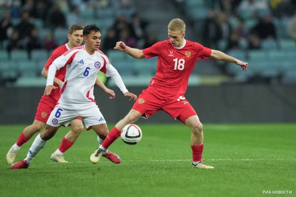 Сборная России прервала 22-матчевую беспроигрышную серию, уступив команде Чили в товарищеской игре в Сочи