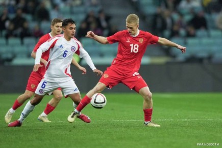 Сборная России прервала 22-матчевую беспроигрышную серию, уступив команде Чили в товарищеской игре в Сочи