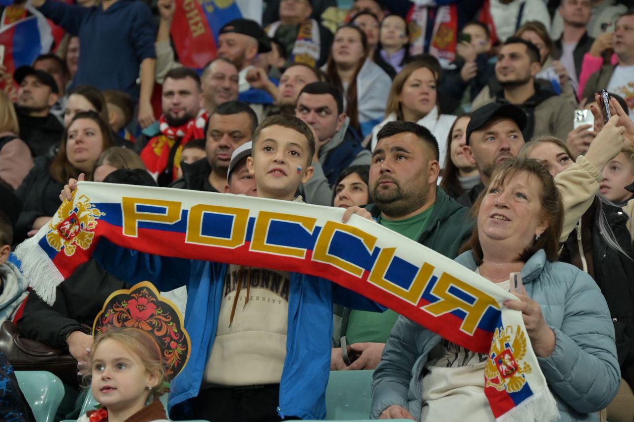Более 30 тысяч болельщиков из Сочи и всей страны посетили футбольный матч Россия - Чили Более 30 тысяч болельщиков из Сочи и всей страны посетили футбольный матч Россия - Чили