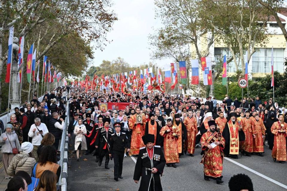 В Сочи состоялся общеепархиальный Крестный ход, приуроченный ко дню небесного покровителя курорта Архистратига Михаила