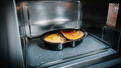 Микроволновка сразу же сгорит: вот какую еду нельзя разогревать в устройстве