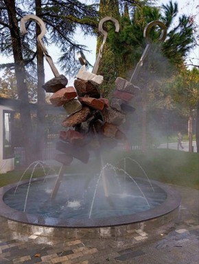 Фонтан в виде шашлыка открыли в Сочи