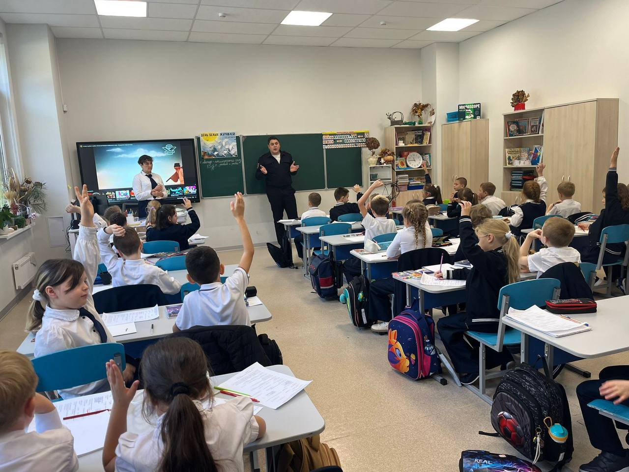 Сотрудники Госавтоинспекции г. Сочи продолжают проводить уроки безопасности для учащихся сочинских школ Сотрудники Госавтоинспекции г. Сочи продолжают проводить уроки безопасности для учащихся сочинских школ