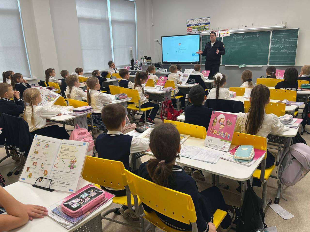 Сотрудники Госавтоинспекции г. Сочи продолжают проводить уроки безопасности для учащихся сочинских школ Сотрудники Госавтоинспекции г. Сочи продолжают проводить уроки безопасности для учащихся сочинских школ