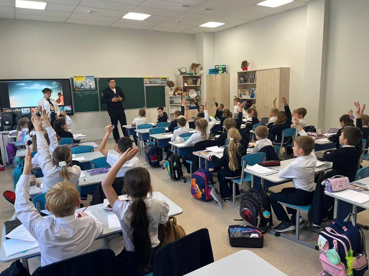 Сотрудники Госавтоинспекции г. Сочи продолжают проводить уроки безопасности для учащихся сочинских школ Сотрудники Госавтоинспекции г. Сочи продолжают проводить уроки безопасности для учащихся сочинских школ