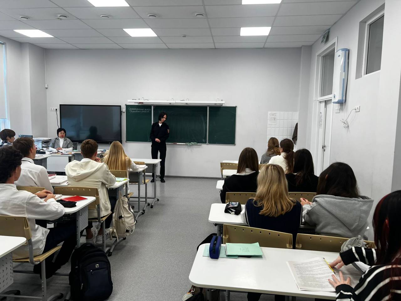 Сотрудники Госавтоинспекции г. Сочи продолжают проводить уроки безопасности для учащихся сочинских школ Сотрудники Госавтоинспекции г. Сочи продолжают проводить уроки безопасности для учащихся сочинских школ