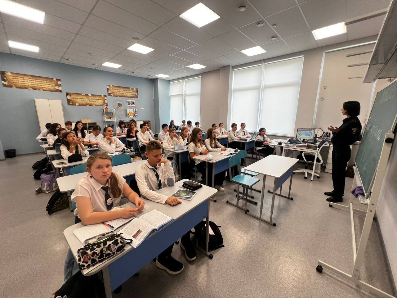 Сотрудники Госавтоинспекции г. Сочи продолжают проводить уроки безопасности для учащихся сочинских школ Сотрудники Госавтоинспекции г. Сочи продолжают проводить уроки безопасности для учащихся сочинских школ