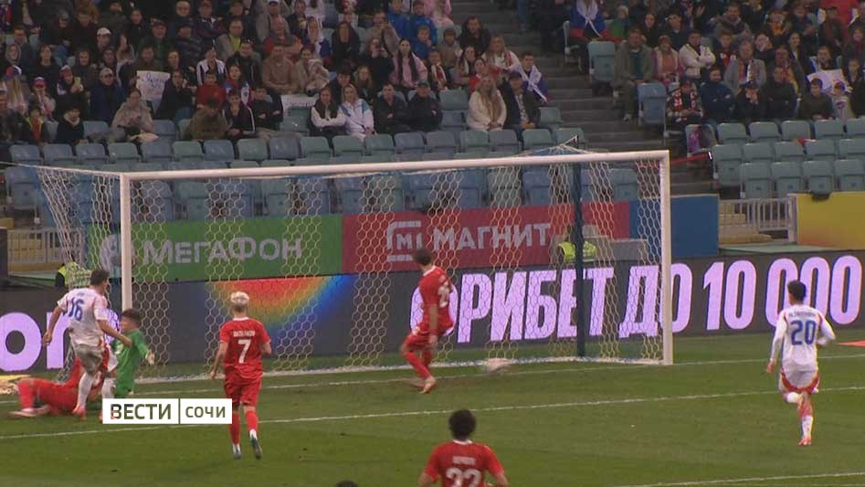 В Сочи и Сириусе в связи с проведением футбольного матча между сборными Чили и Перу, который пройдет 18 ноября, продлено время работы общественного транспорта на пяти маршрутах, отправляющихся от остановки "ЖД вокзал...