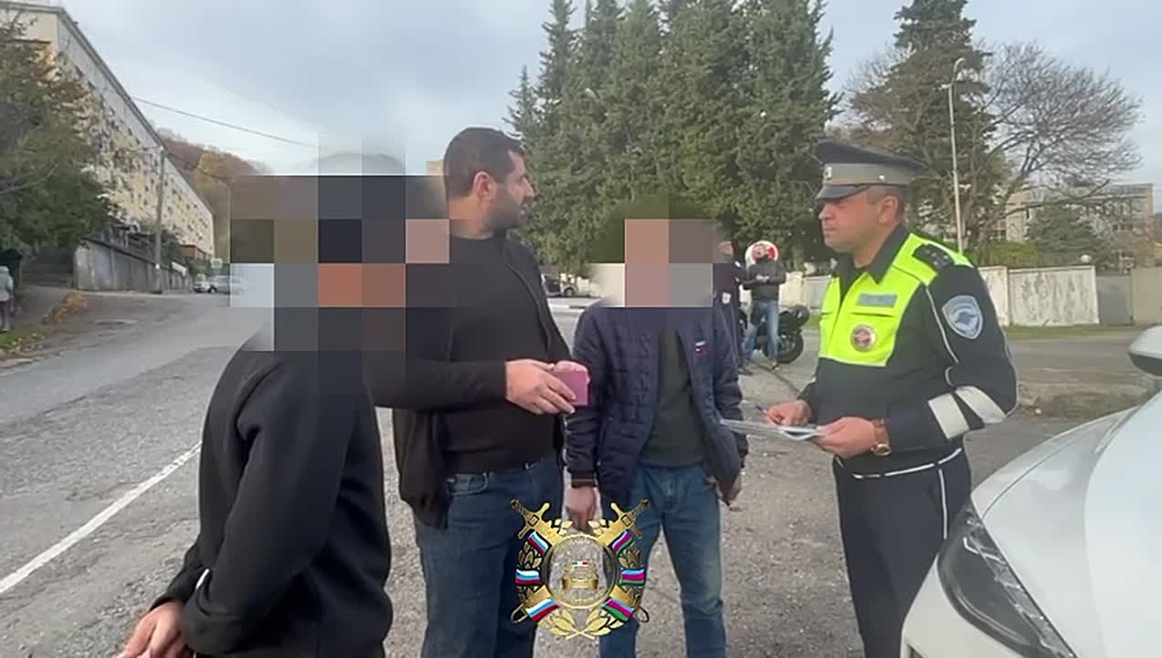 Сотрудники Госавтоинспекции устранили стихийную стоянку большегрузов в Туапсинском районе и провели профилактические беседы с их водителями