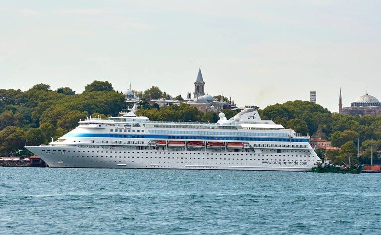 Портовые власти Стамбула не дали разрешения международному круизному лайнеру «Astoria Grande», который ходит под флагом Палау, на швартовку