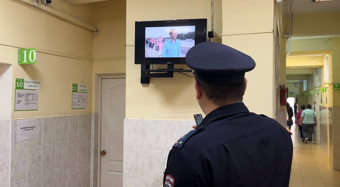 С целью профилактики детского дорожно-транспортного травматизма сотрудники Госавтоинспекции г. Сочи разместили тематические социальные видеоролики по правилам дорожного движения на экранах, расположенных в фойе детских...