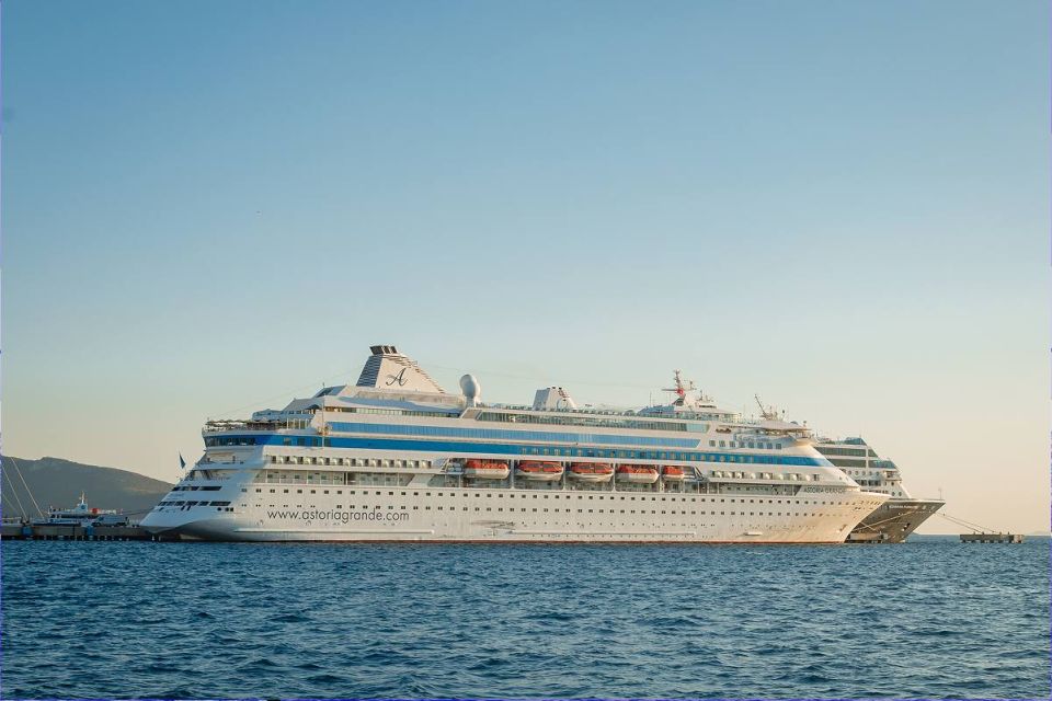 Круизный лайнер Astoria Grande из Сочи не может зайти в порт Стамбула