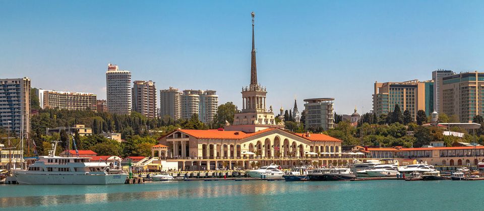 Круизный лайнер Astoria Grande, отправившийся 8 ноября из Сочи в двухнедельное путешествие по турецким портам стоимостью до 430 тыс