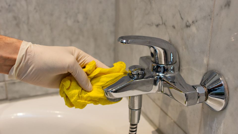 Кран потускнеет и заржавеет на глазах: никогда не натирайте его этим «порошком»