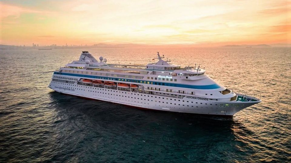 Круизный лайнер Astoria Grande вернулся в Сочи после запрета захода в Стамбул
