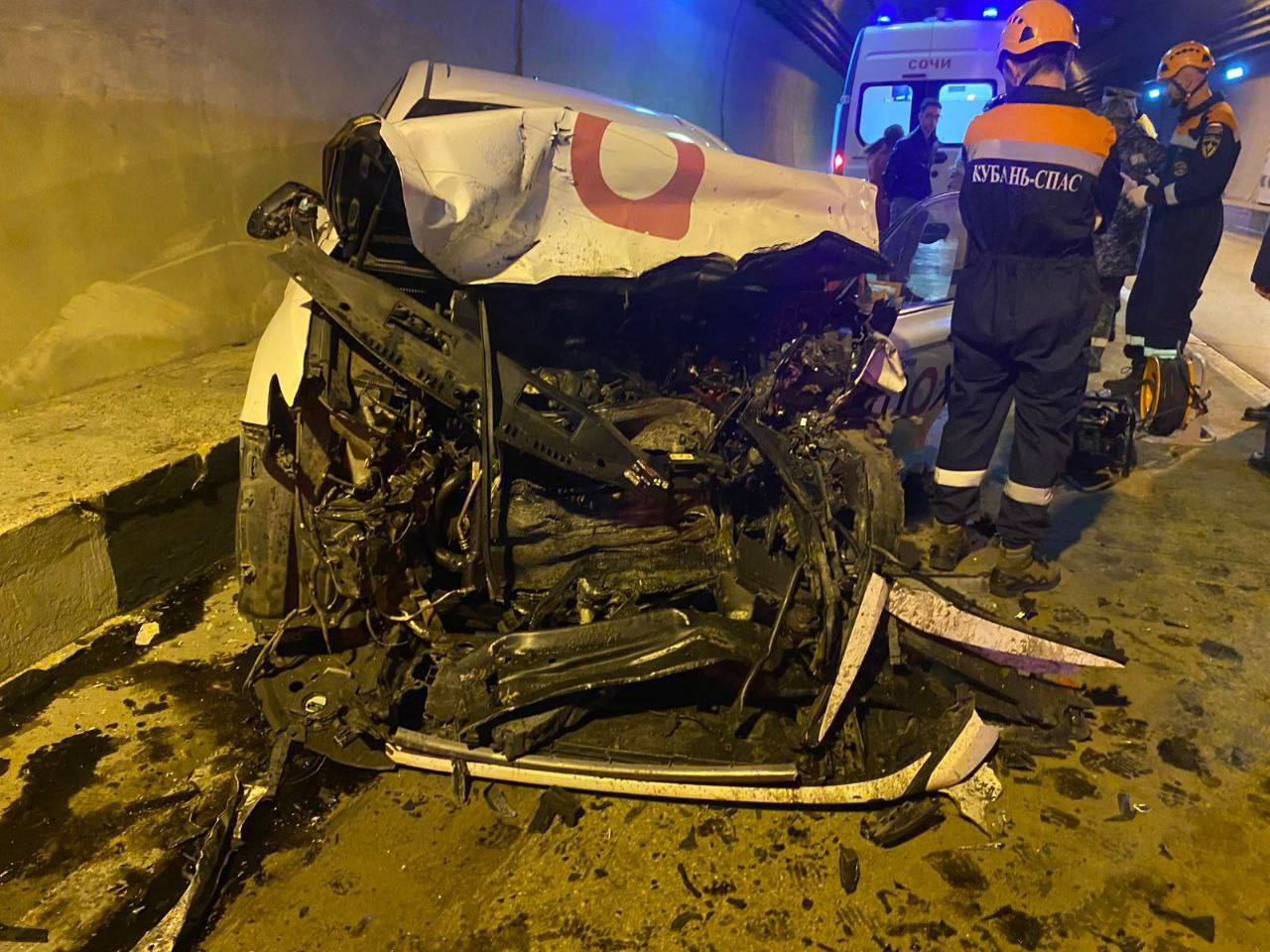 Лобовое столкновение в тоннеле: пенсионер погиб, двое в больнице Лобовое столкновение в тоннеле: пенсионер погиб, двое в больнице