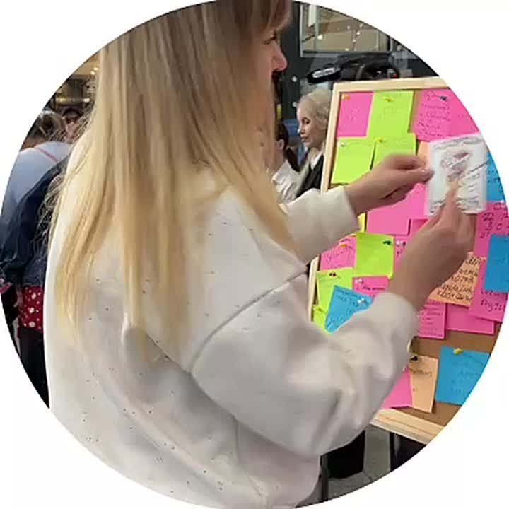 Пассажиры поздравляют Аэропорт Сочи, и пишут свои пожелания на доску желаний