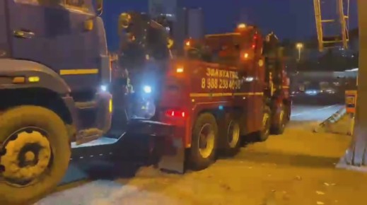 В Сочи продолжается эвакуация грузовых транспортных средств, припаркованных с нарушениями, что существенно осложняет дорожную обстановку