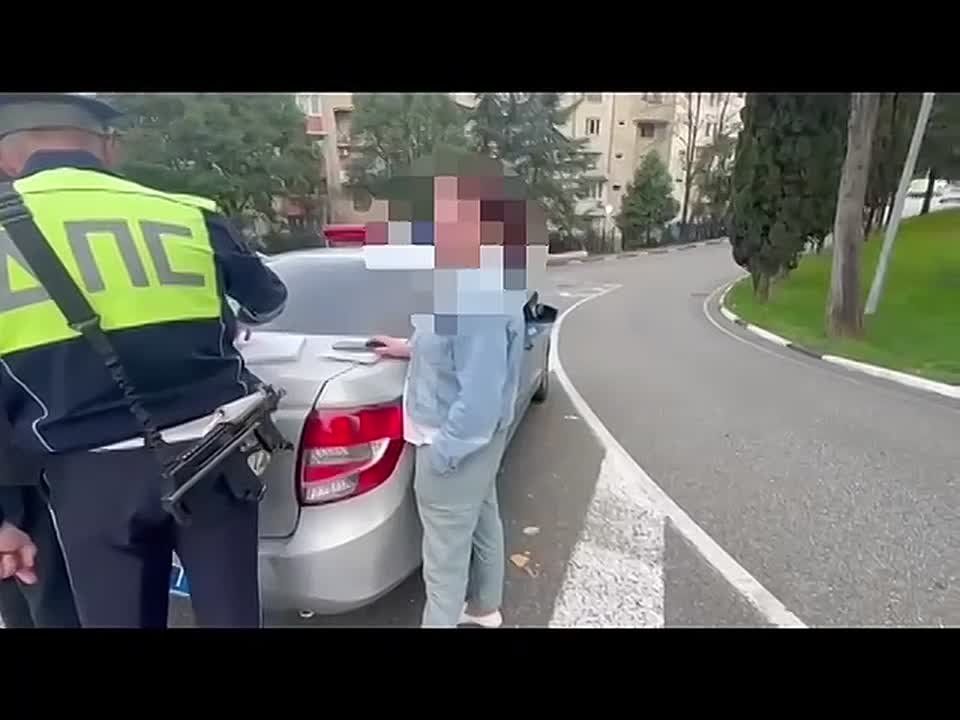 Находясь на маршруте патрулирования в Центральном районе, инспекторы дорожно-патрульной службы выявили автомобиль такси марки «GEELY», женщина-водитель которого имела явные признаки опьянения