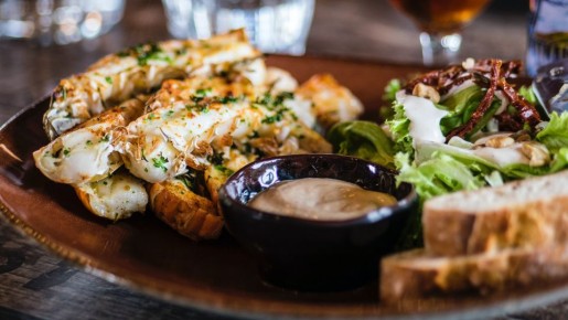 Дешевая скумбрия даст фору ресторанной рыбе: запеките ее с простым маринадом