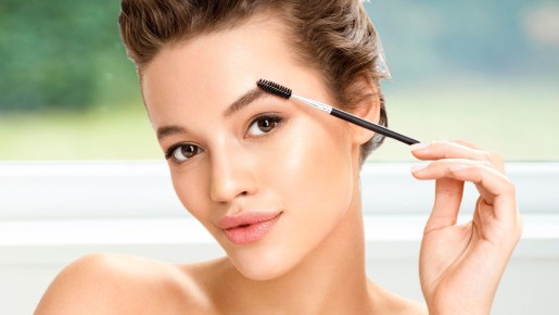 «Ниточки» больше никто не делает: как красиво и естественно уложить брови за пять минут