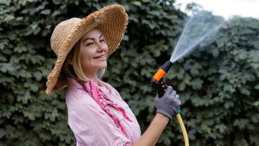 Даже дырявый шланг принесет много пользы: ушлые дачники давно нашли ему применение