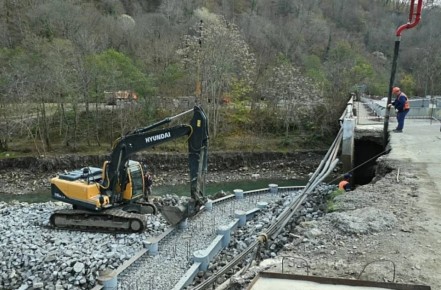 В Сочи до конца года планируют завершить восстановление моста через реку Мацеста