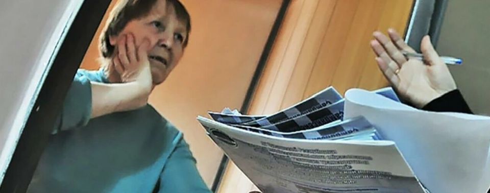 Пожилая женщина стала жертвой мошенников, потеряв деньги и квартиру в запутанной истории