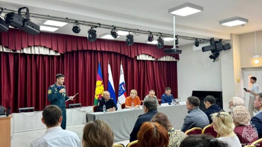 Безопасность в доме: встреча с пожарными в микрорайоне Новосочинский