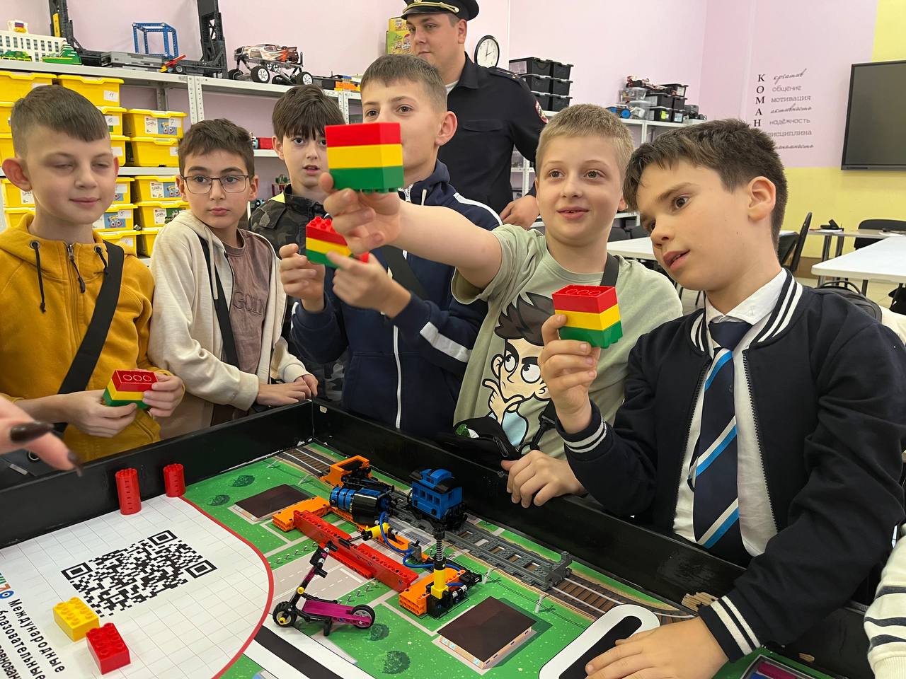 Сотрудники Госавтоинспекции г. Сочи продолжают проводить профилактические занятия по детской дорожной безопасности для ребят в организациях дополнительного образования Сотрудники Госавтоинспекции г. Сочи продолжают проводить профилактические занятия по детской дорожной безопасности для ребят в организациях дополнительного образования