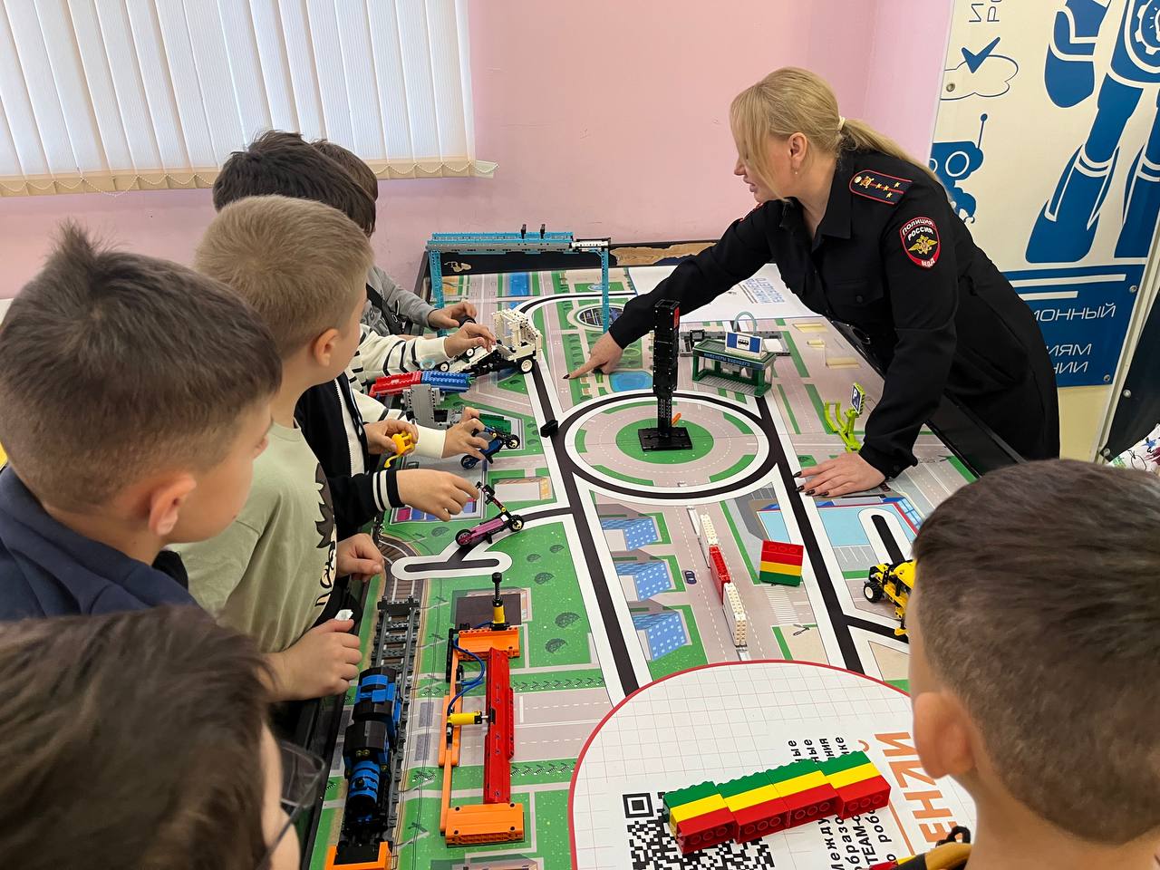 Сотрудники Госавтоинспекции г. Сочи продолжают проводить профилактические занятия по детской дорожной безопасности для ребят в организациях дополнительного образования Сотрудники Госавтоинспекции г. Сочи продолжают проводить профилактические занятия по детской дорожной безопасности для ребят в организациях дополнительного образования