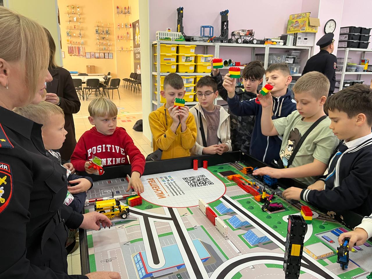 Сотрудники Госавтоинспекции г. Сочи продолжают проводить профилактические занятия по детской дорожной безопасности для ребят в организациях дополнительного образования Сотрудники Госавтоинспекции г. Сочи продолжают проводить профилактические занятия по детской дорожной безопасности для ребят в организациях дополнительного образования