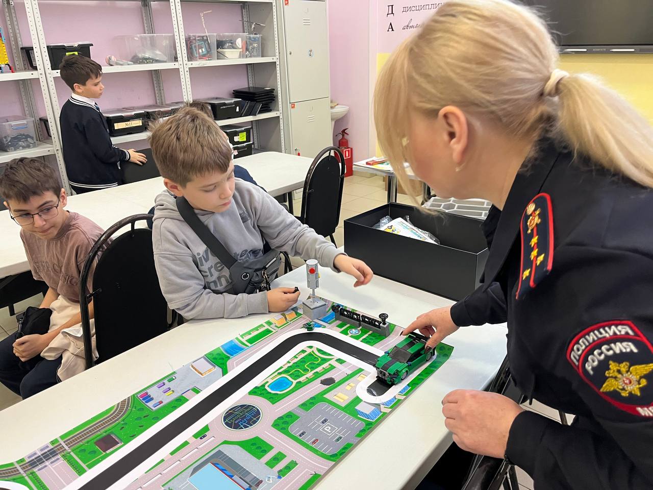 Сотрудники Госавтоинспекции г. Сочи продолжают проводить профилактические занятия по детской дорожной безопасности для ребят в организациях дополнительного образования Сотрудники Госавтоинспекции г. Сочи продолжают проводить профилактические занятия по детской дорожной безопасности для ребят в организациях дополнительного образования